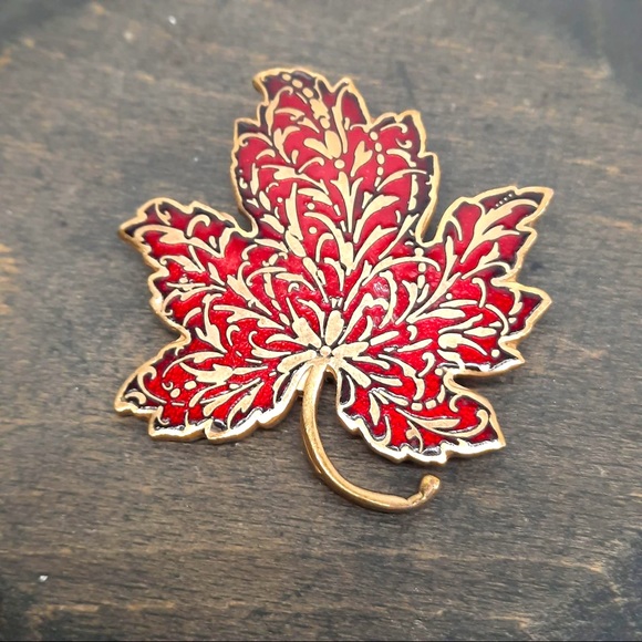 Maple leaf MMA brooch enamel inlay Metropolitan museum of the Arts MMA Canada - Picture 1 of 7